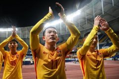 国足东亚杯遭遇两连败，球队两特质让球迷欣慰，李铁或因此转正